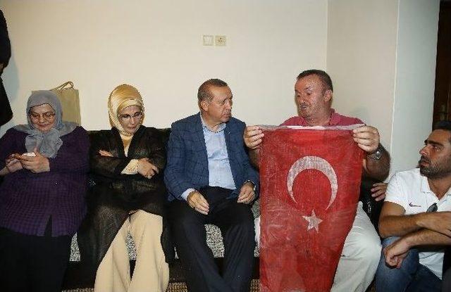 Cumhurbaşkanı Erdoğan, Demokrasi Şehidinin Ailesini Ziyaret Etti