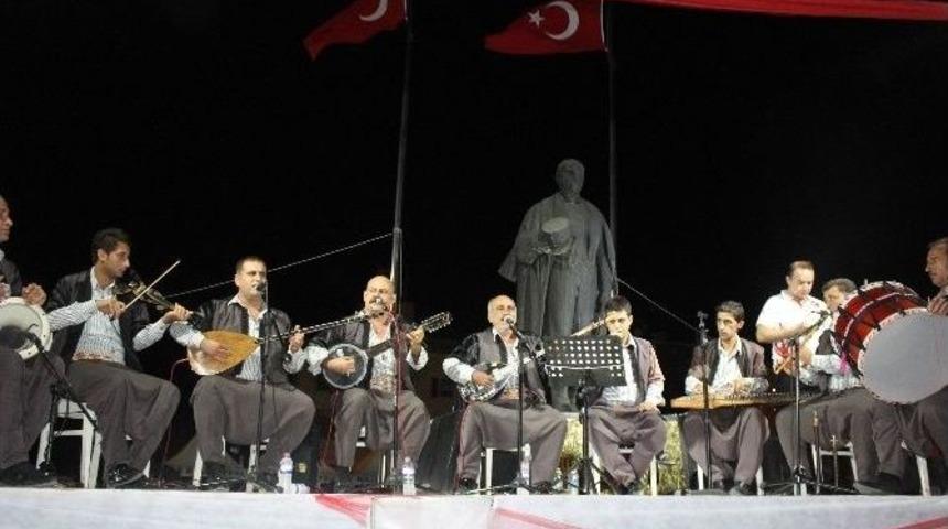 Demokrasi N&ouml;betinde Vatandaşlar T&uuml;rk&uuml;lere Eşlik Etti
