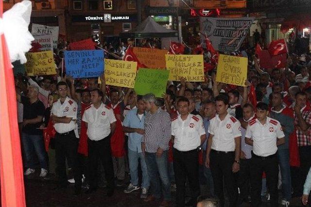 Demokrasi Nöbetinde Vatandaşlar Türkülere Eşlik Etti