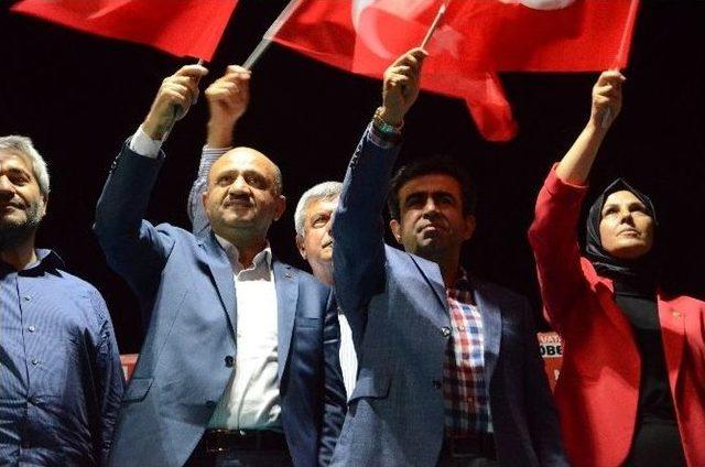 Demokrasi Nöbeti’nde Final Gecesine Milli Savunma Bakanı Işık Da Katıldı