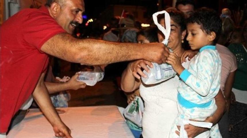 Demokrasi Bek&ccedil;ilerine Kumanya Dağıtıldı