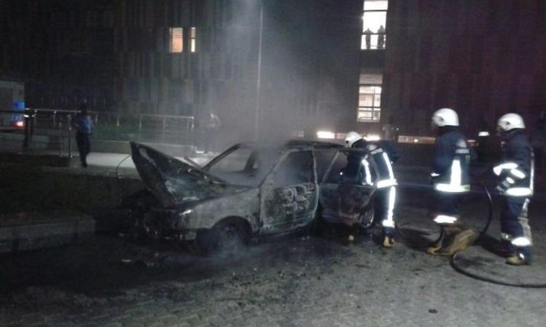 Van&rsquo;da Seyir Halindeki Otomobil Alev Alev Yandı