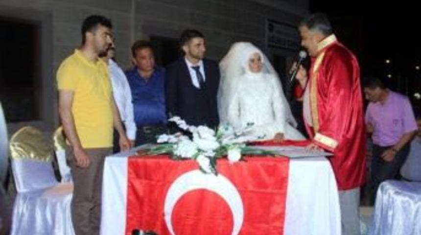 Demokrasi N&ouml;betinde Nikahları Kıyıldı