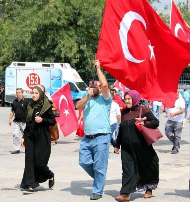 Vatandaşlar Demokrasi Ve Şehitler Mitingi’ne Koştu