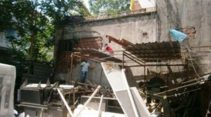 İzmit Belediyesi Ka&ccedil;ak Yapılara Ge&ccedil;it Vermiyor