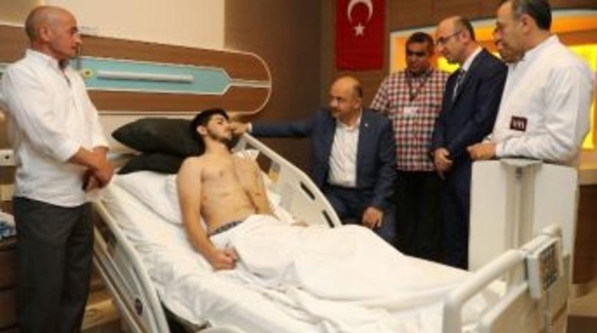 Bakan Işık, Darbe Gazisi Genci Ziyaret Etti