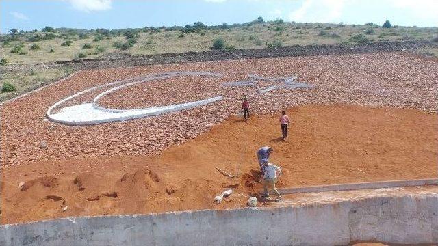 İç Anadolu’nun En Büyük Türk Bayrağı Şekillenmeye Başladı