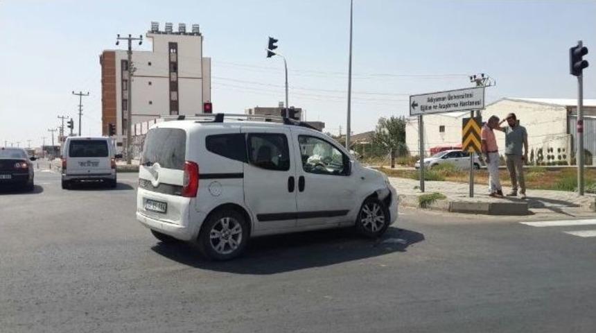 Hafif Ticari Ara&ccedil; İle Otomobil &Ccedil;arpıştı