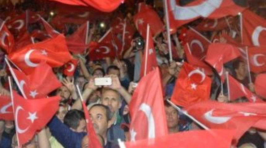 Uşak&rsquo;ta Demokrasi Ve Şehitler Mitingi