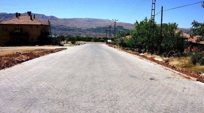 Doğanşehir İl&ccedil;esinin Yolları Yapılıyor