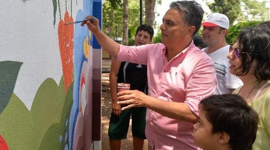 Başkan Uysal, &Ouml;zel &Ccedil;ocuklarla Duvar Boyadı