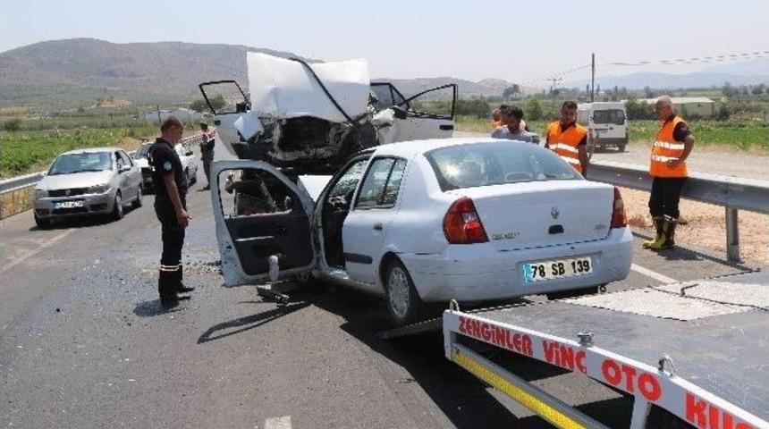 Akhisar&rsquo;da Trafik Kazası: 2 &Ouml;l&uuml;, 1 Yaralı