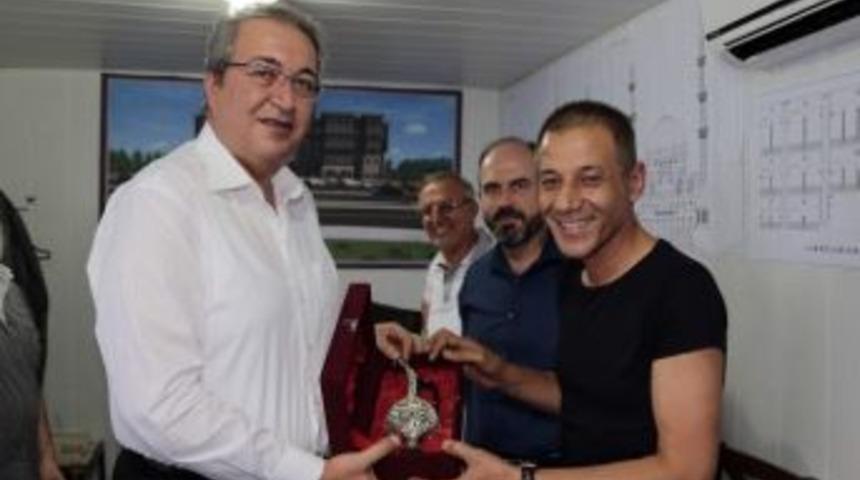 &Uuml;nl&uuml; Sanat&ccedil;ı Yıldızdoğan &Uuml;nver&rsquo;i Ziyaret Etti