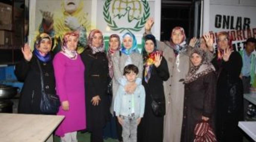 Ak Kadınlar Aşure İkram Etti