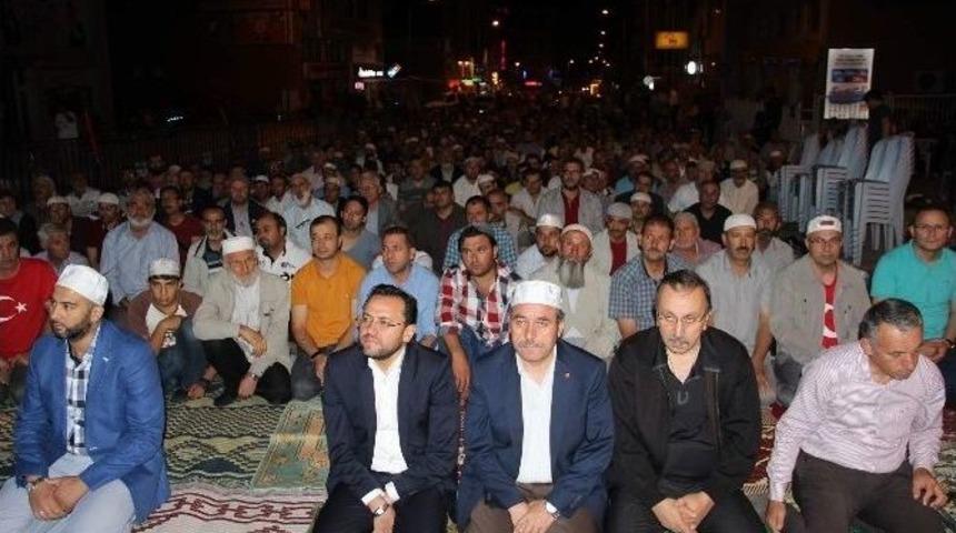 Demokrasi N&ouml;betinde Tespih Namazı Kılındı