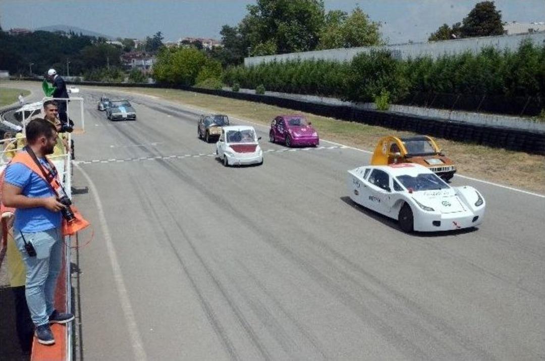 &Uuml;niversite &Ouml;ğrencileri Elektromobil Yarışlarında Kıyasıya Yarıştı