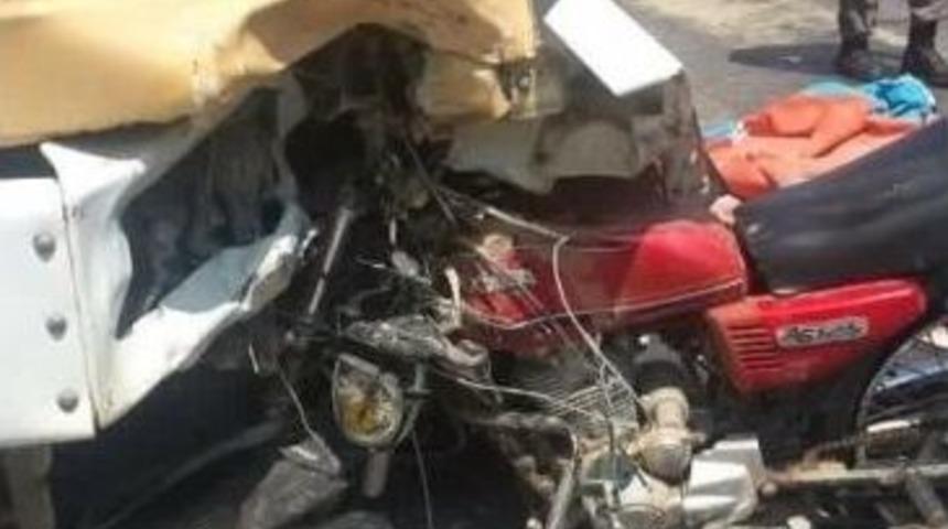 Motosikletle Kamyon &Ccedil;arpıştı: 2 &Ouml;l&uuml;