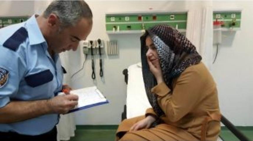 Maganda Kurşunu Ara&ccedil; İ&ccedil;indeki Kadını Başından Yaraladı