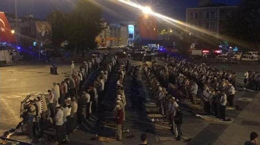 N&ouml;betin Son Sabah Namazı Meydanda Kılındı