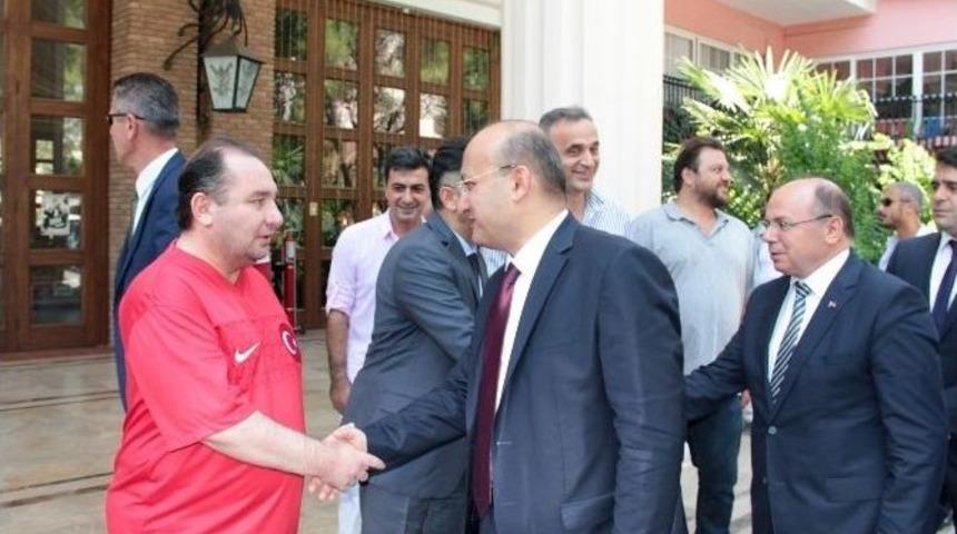 Yalçın Akdoğan Cumhurbaşkanı Erdoğan’a Saldırı Girişiminin Yaşandığı Oteli Ziyaret Etti