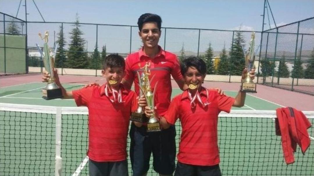 Ağrılı Tenis&ccedil;ilerden 4 Kupa, 2 Madalya