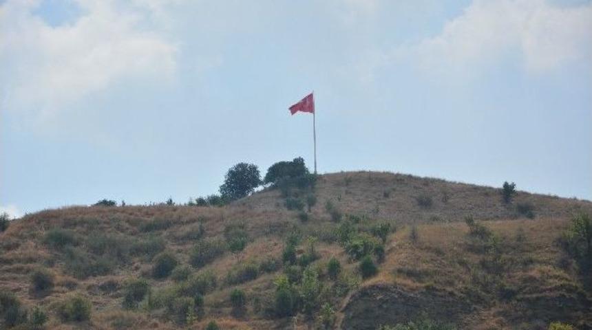 İndirilen T&uuml;rk Bayrağı&rsquo;nın Yerine Yenisi G&ouml;ndere &Ccedil;ekildi