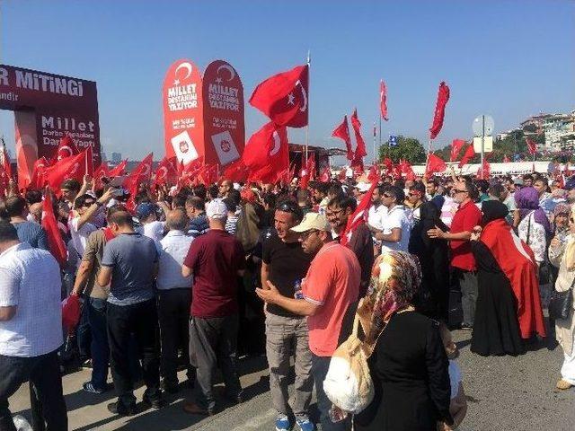 Üsküdar’da Trafik, Mitinge Akın Eden Vatandaşlar Nedeniyle Durma Noktasına Geldi