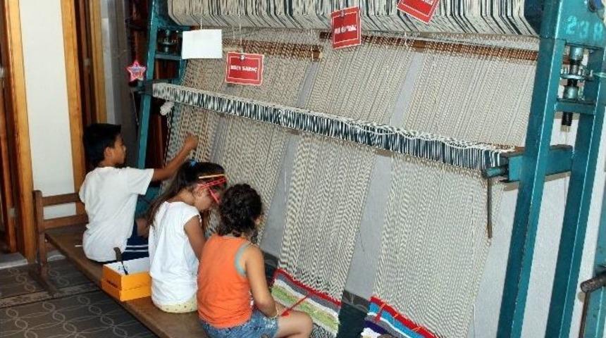 Minikler Kilim Dokumasını &Ouml;ğreniyor