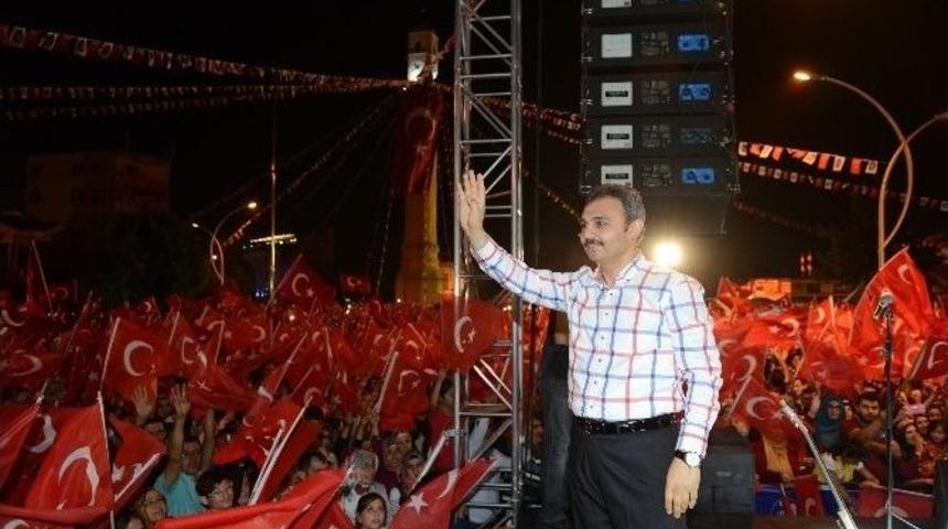 Uğur Işılak &Ccedil;orum&rsquo;da Demokrasi Mitingine Katıldı