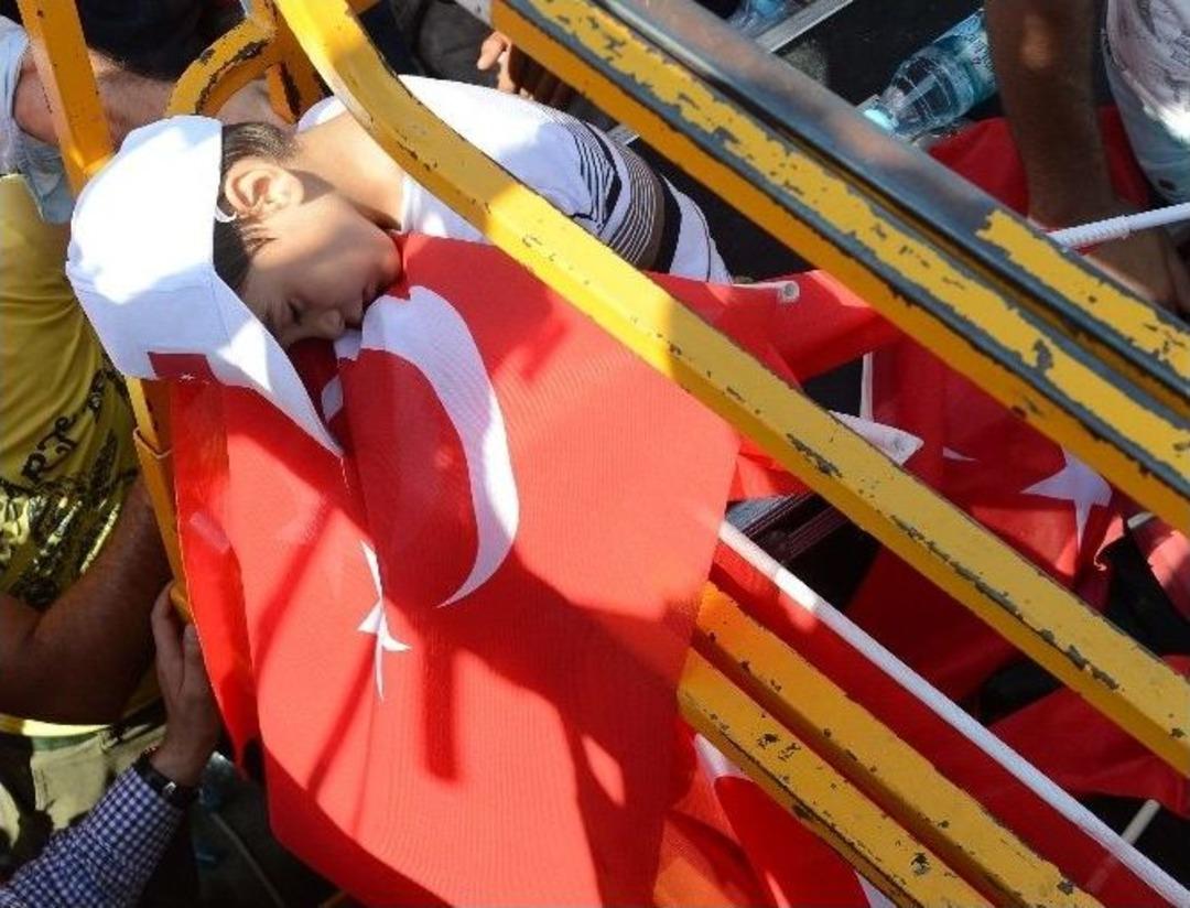 Vatandaşlar Miting Alanına Girebilmek İ&ccedil;in Bariyerlerden Atladı