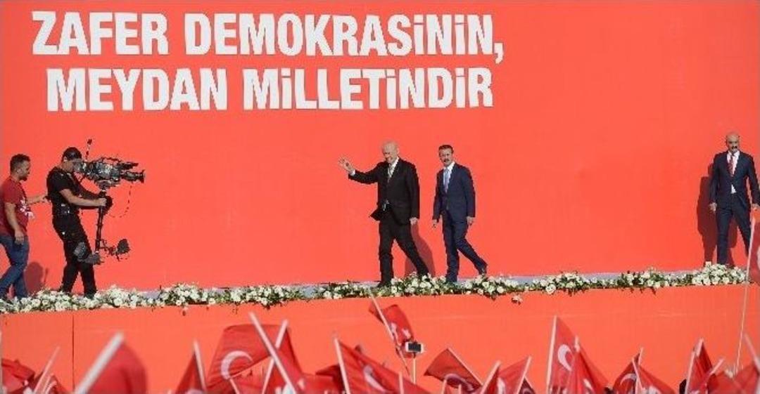 Demokrasi Ve Şehitler Mitingi&rsquo;ne Katılan Liderler Kalabalığı Selamladı