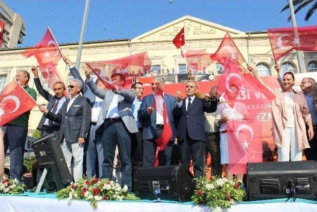 İzmir’in Son Demokrasi Nöbetinde Birlik Beraberlik Rüzgarı