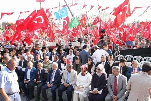 Kayseri’de On Binler Demokrasi İçin Meydanda Buluştu