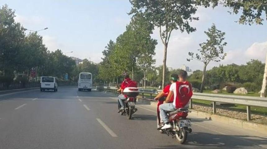 (&ouml;zel Haber) Zinciri Kırılan Motosikletle Miting Alanına B&ouml;yle Gittiler