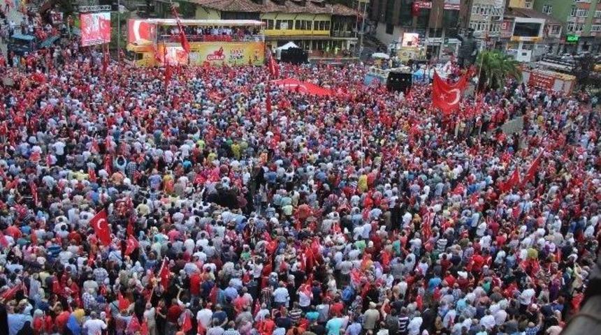 Rize&rsquo;de Yağmura Rağmen Demokrasi Mitingine Yoğun Katılım