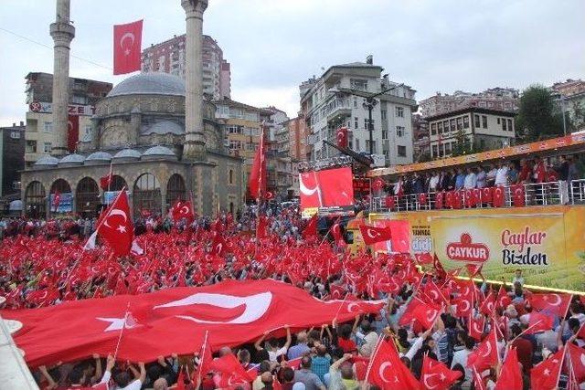 Rize’de Yağmura Rağmen Demokrasi Mitingine Yoğun Katılım