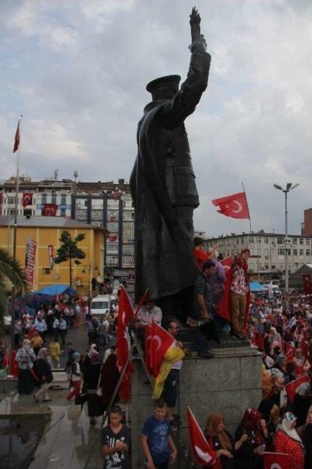 Rize’de Yağmura Rağmen Demokrasi Mitingine Yoğun Katılım