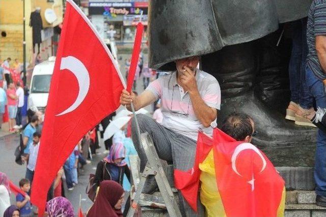 Rize’de Yağmura Rağmen Demokrasi Mitingine Yoğun Katılım