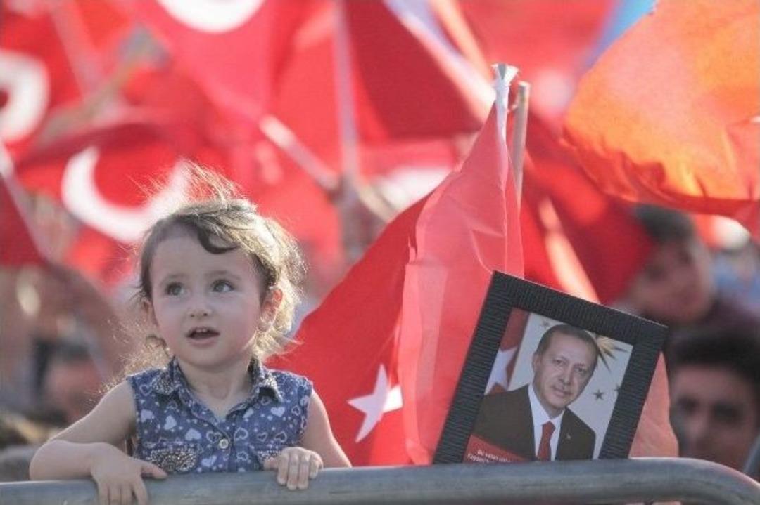 Bayrağını Alan 7&rsquo;den 70&rsquo;e Herkes Cumhuriyet Meydanı&rsquo;na Koştu