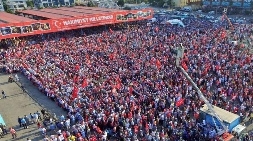 Bakan Işık, Kocaeli&rsquo;de D&uuml;zenlenen Demokrasi Mitingi&rsquo;nde Halkı Selamladı