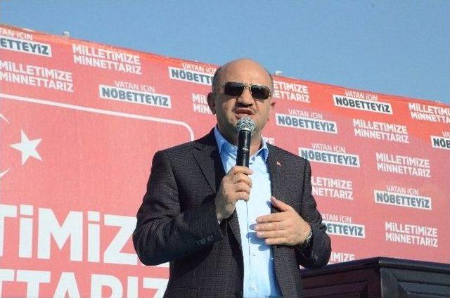 Bakan Işık, Kocaeli’de Düzenlenen Demokrasi Mitingi’nde Halkı Selamladı