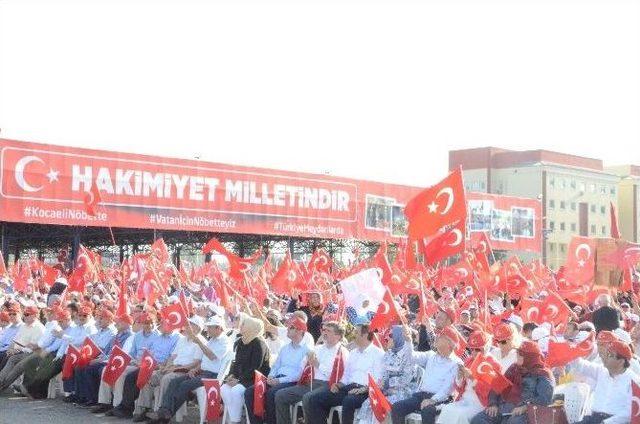 Bakan Işık, Kocaeli’de Düzenlenen Demokrasi Mitingi’nde Halkı Selamladı