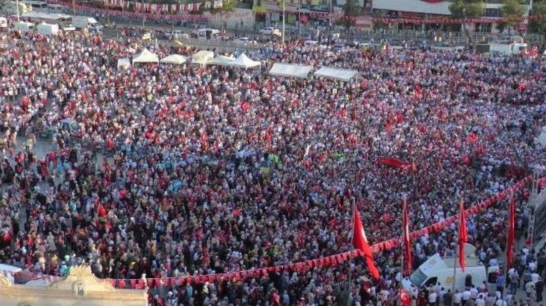 Şanlıurfa&rsquo;daki Demokrasi Ve Şehitler Mitingine Binlerce Kişi Katıldı