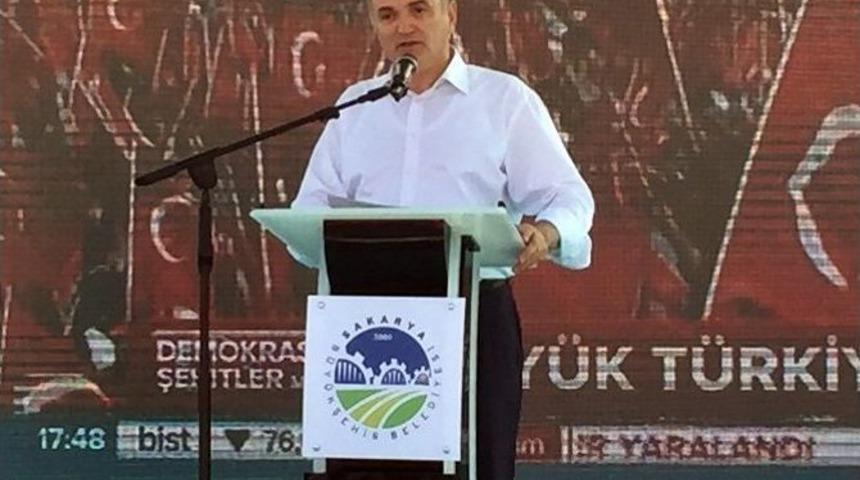 Bakan &Ouml;zl&uuml; Sakarya&rsquo;daki Demokrasi N&ouml;betine Katıldı