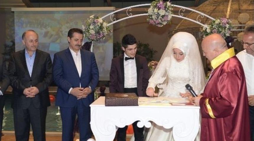 Bakan &Ccedil;elik Erzurum&rsquo;da Nikah Şahidi Oldu