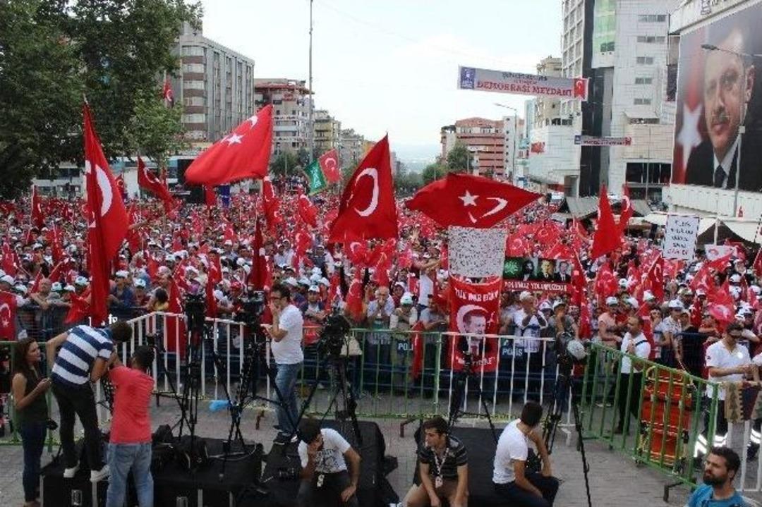 65 Bin Kişi Bursa 15 Temmuz Demokrasi Meydanı&rsquo;na Akın Etti