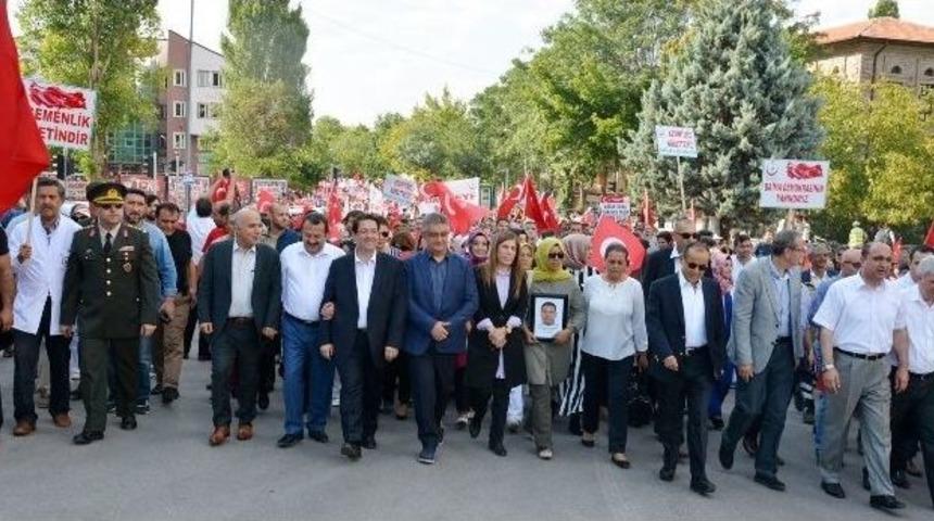 Aksaray&rsquo;da Binlerce Kişi Demokrasi Ve Şehitler İ&ccedil;in Y&uuml;r&uuml;d&uuml;