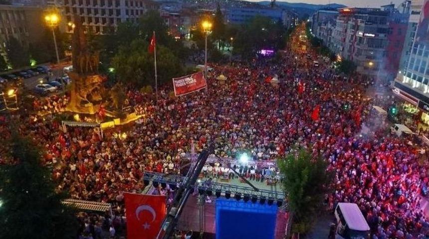 Uşak&rsquo;ta Binlerce Kişi Tek Y&uuml;rek Oldu