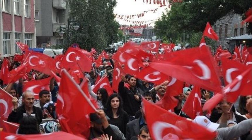 Karslılar Yağmur Altında &lsquo;demokrasi N&ouml;beti&rsquo; Tuttu