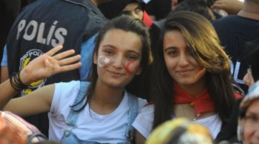 Van’da Meşaleli Demokrasi Nöbeti